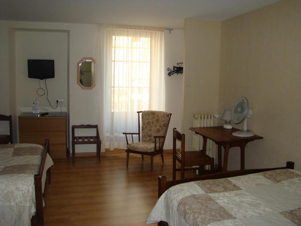 Hotel Du Lion Vert Ликсей-ле-Бен Экстерьер фото